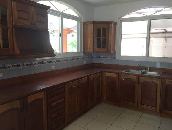 Se vende casa de 2 niveles en Montesolar Zona 16