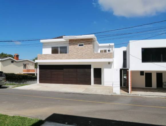 Se vende casa de 330 m² en Zona 16 