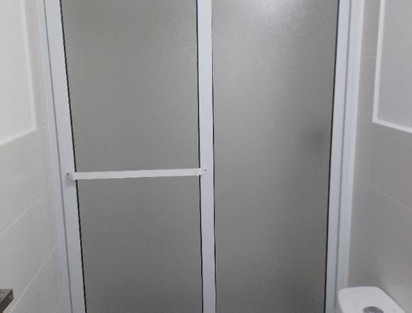 Puertas para ducha en upvc blanco y toallero