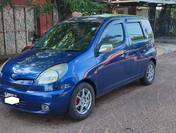 Toyota funcargo año 2000