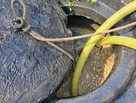 SERVICIO DE VACIADO Y LIMPIEZA DE FOSAS SEPTICAS.