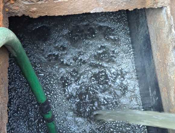 VACEO FOSAS SEPTICAS CON CAMIÓN CISTERNA