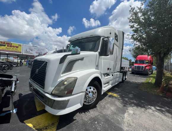 2014 VOLVO SLEEPER TRACTOR STOCK 1817