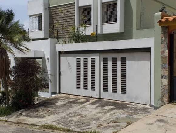 Hermosa casa con piscina en Urbanización El Parral