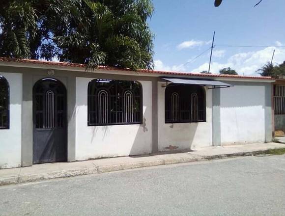  CASA EN VENTA EN LOS GUAYOS