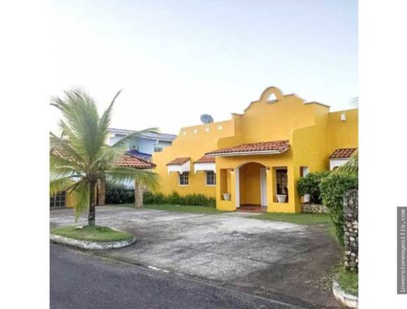 VENDO CASA   EN COLON A ORILLA DEL MAR 