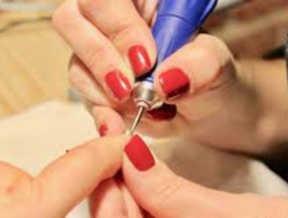 MANICURIA Y PEDICURIA EN SALON CAROLINA'S