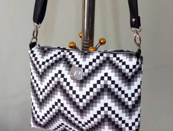 Cartera morral estampado blanco y negro