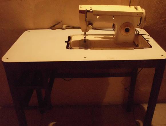 Maquina de coser Marca Singer modelo 247