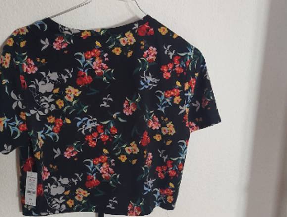 Camiseta Corta con Flores 