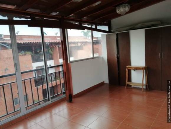 Vendo casa en condominio de 3 niveles en Valle del Lili, Sur de Cali. 