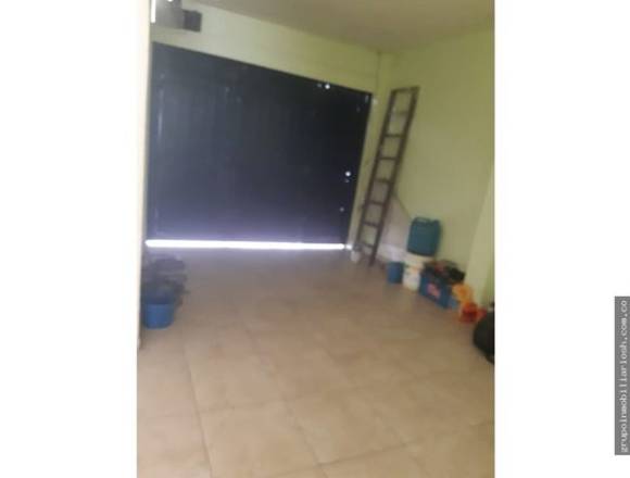 Se vende casa bifamiliar o de uso mixto, Barrio Santa Elena.