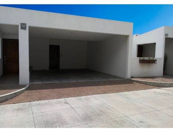 Casa en venta en Condominio Santuria Muxbal.