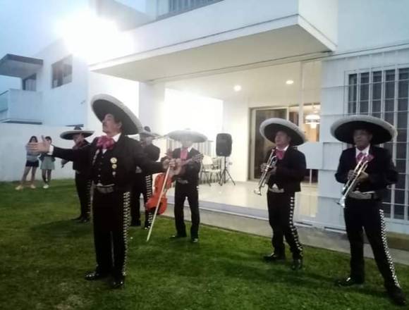 Mariachi Azteca Inteenacional  a sus ordenes