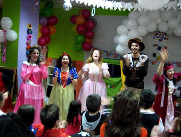 Animación de fiestas infantiles y otros eventos. 