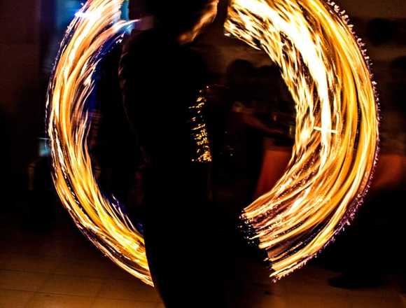 Performance de fuego, malabares, danza aérea