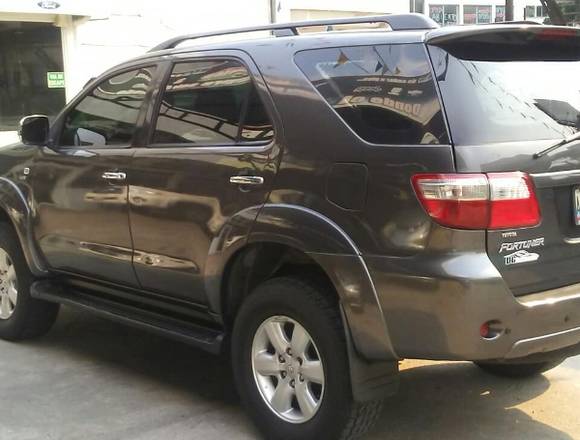 TOYOTA FORTUNER BLINDADA 2010 73.000 KM COLOR GRIS