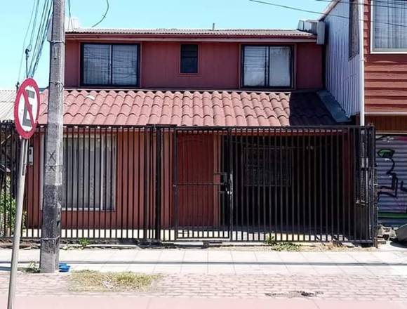 Casa dos pisos en plena avenida