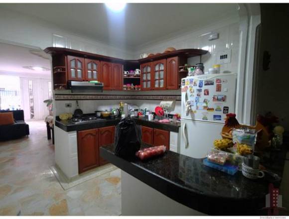 CASA TRIFAMILIAR EN VENTA, ATANASIO GIRARDOT, CALI