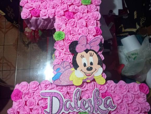 Piñatas, bolsas para dulces, caja para regalos.