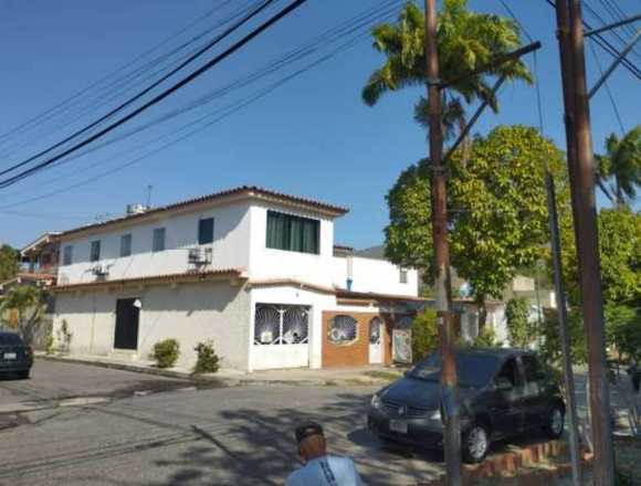 VENDO EXCELENTE CASA 2 PLANTAS-ZONA MUY COMERCIAL