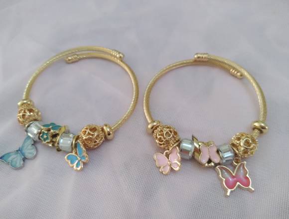 Pulseras con Dijes, estilos variados. 