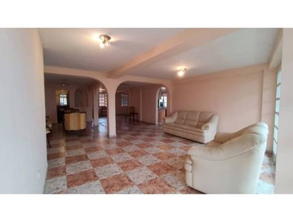 Casa en venta de cuatro niveles en Llano alto Carrizal