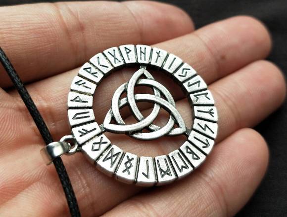 Collar de amuleto de runas míticas nórdicas