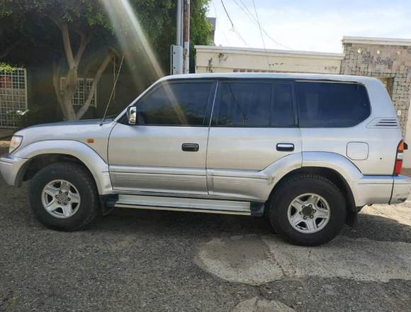 VENDO CAMIONETA PRADO 2005.