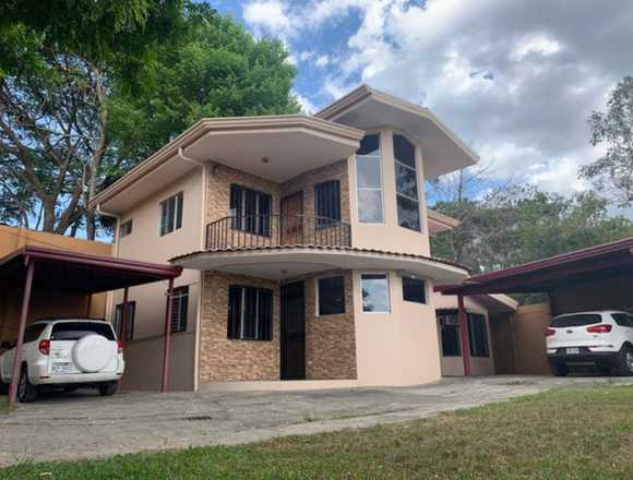 Se vende casa con áreas verdes en Santa Ana23-2896