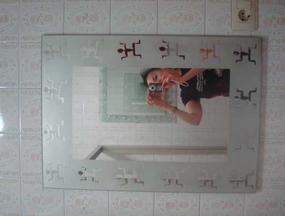 Espejo de pared ideal para el cuarto de bano
