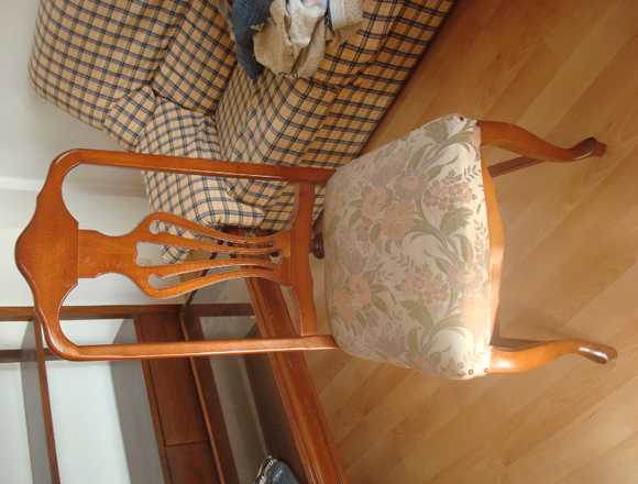 Silla de madera con asiento tapizado