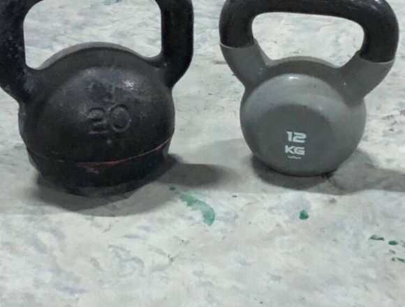 LOTE DE PESAS RUSAS KETTLEBELL 12 KILOS Y 20 KILOS