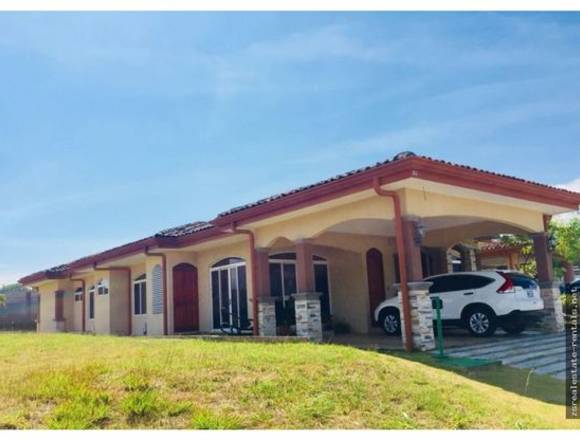 Hermosa Casa en Venta, en Condominio en la Guácima de Alajuela