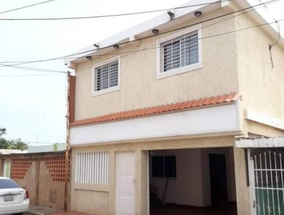 SE VENDE BELLA CASA AMPLIA AMOBLADA Y ACTUALIZADA 