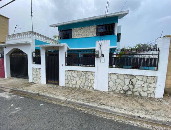 Hermosa casa de dos niveles en venta en zona buena