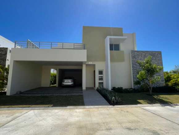 SE VENDE en San Juan Lakes, Down Town Punta Cana