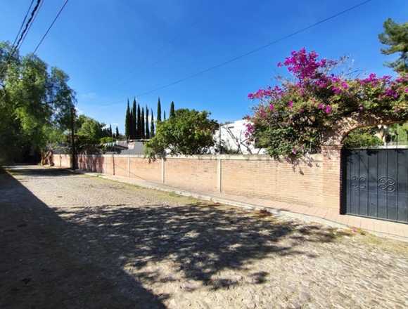 Terreno céntrico en venta bardeado y con zaguán.