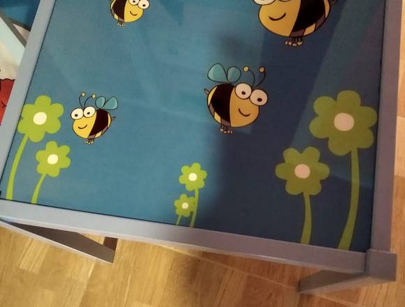 Mesa infantil con dibujos