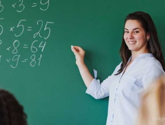 Profesora Mujer de 2° Primaria 