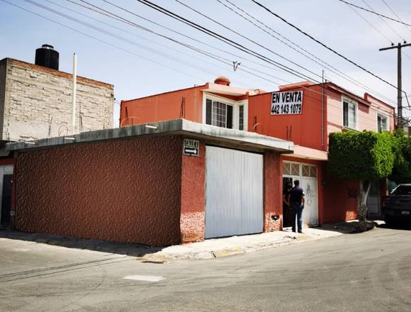 Casa en esquina con local comercial