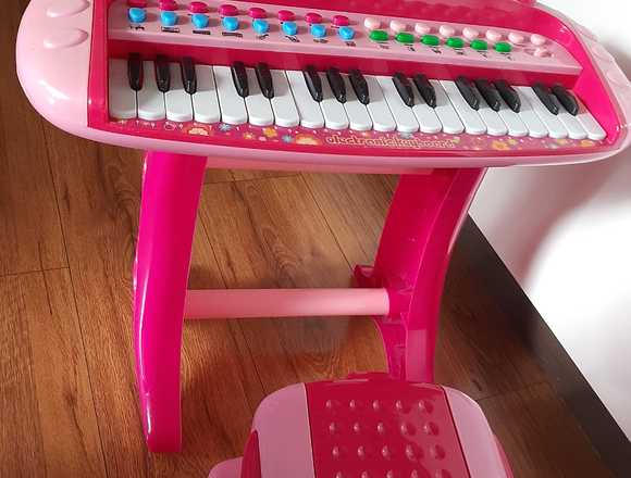 Piano más silla para niña