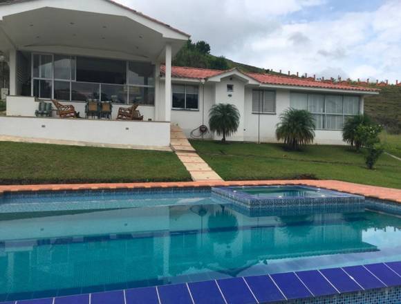 SE VENDE CASA CAMPESTRE CON EXCELENTE VISTA 