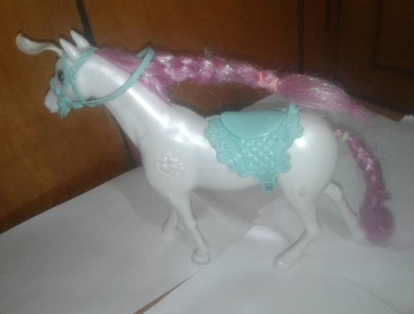  Muñeca Barbie, muñeca campanita  y unicornio 