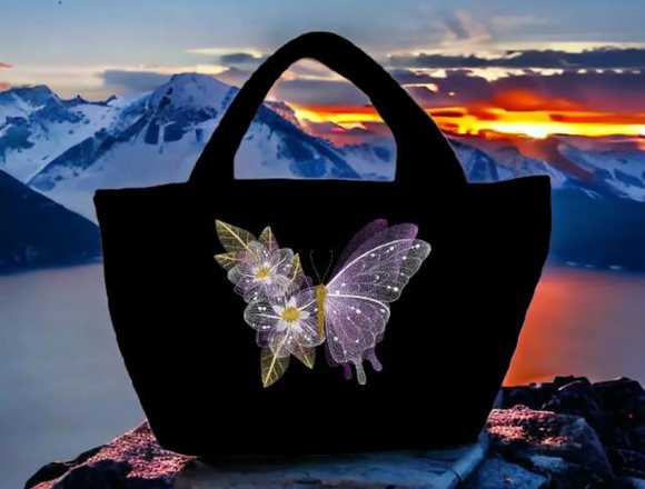 Bolso con mariposa bordada 