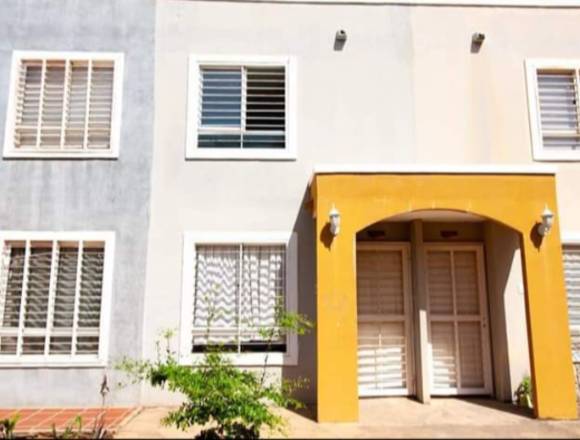 Hermoso Townhouse en camino de la lagunita "1"