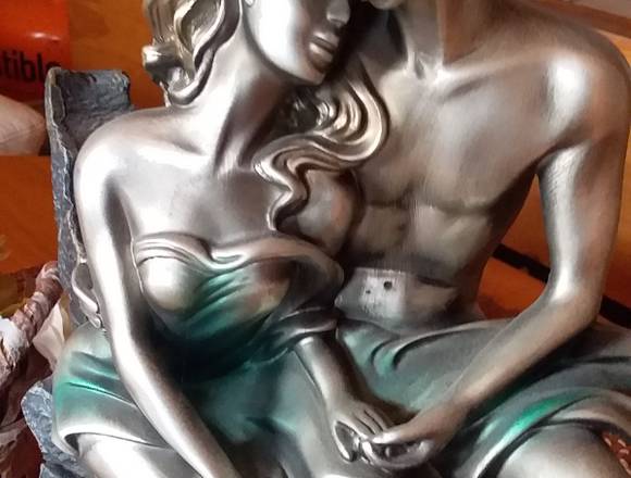 BELLA ESCULTURA  ADORNO "PAREJA DE NOVIOS"