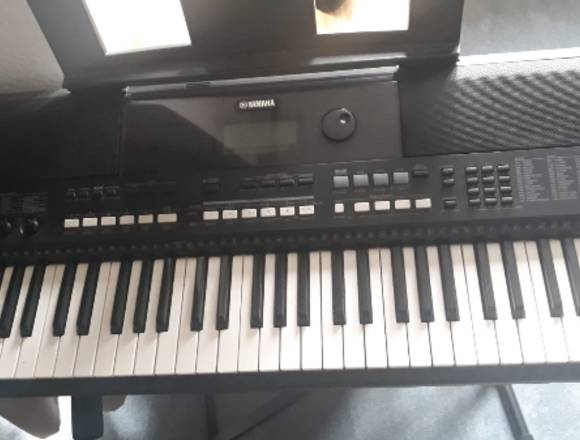 Yamaha Klavier mit Ständer