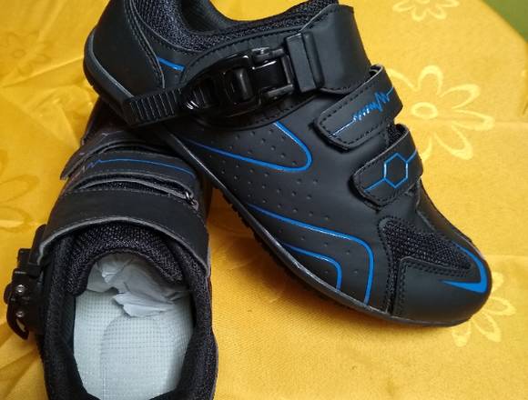 Zapatillas de ciclismo de montaña al aire libre.