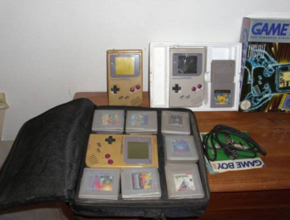 Verschiedene Gameboys mit Spielen